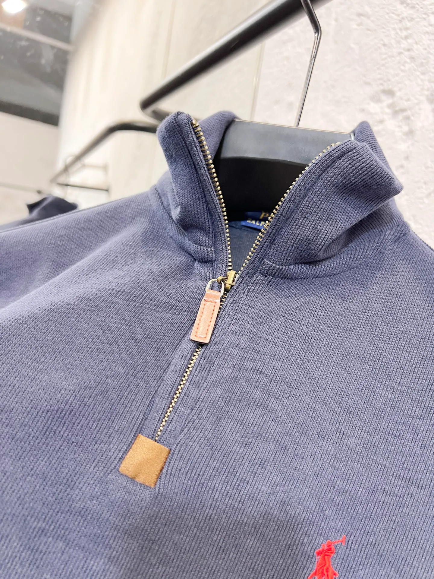 P196 Style number: T72 2235# Actual pictures! ! Ralph Lauren Minnie fabric long-sleeved half-zip sweatshirt. Color: black, oatmeal gray, camel, dark gray, light gray, navy blue, milk white. A total of 7 colors. Size: M-100-120 catties L-120-140 catties XL-140-160 catties 2XL-160-180 catties